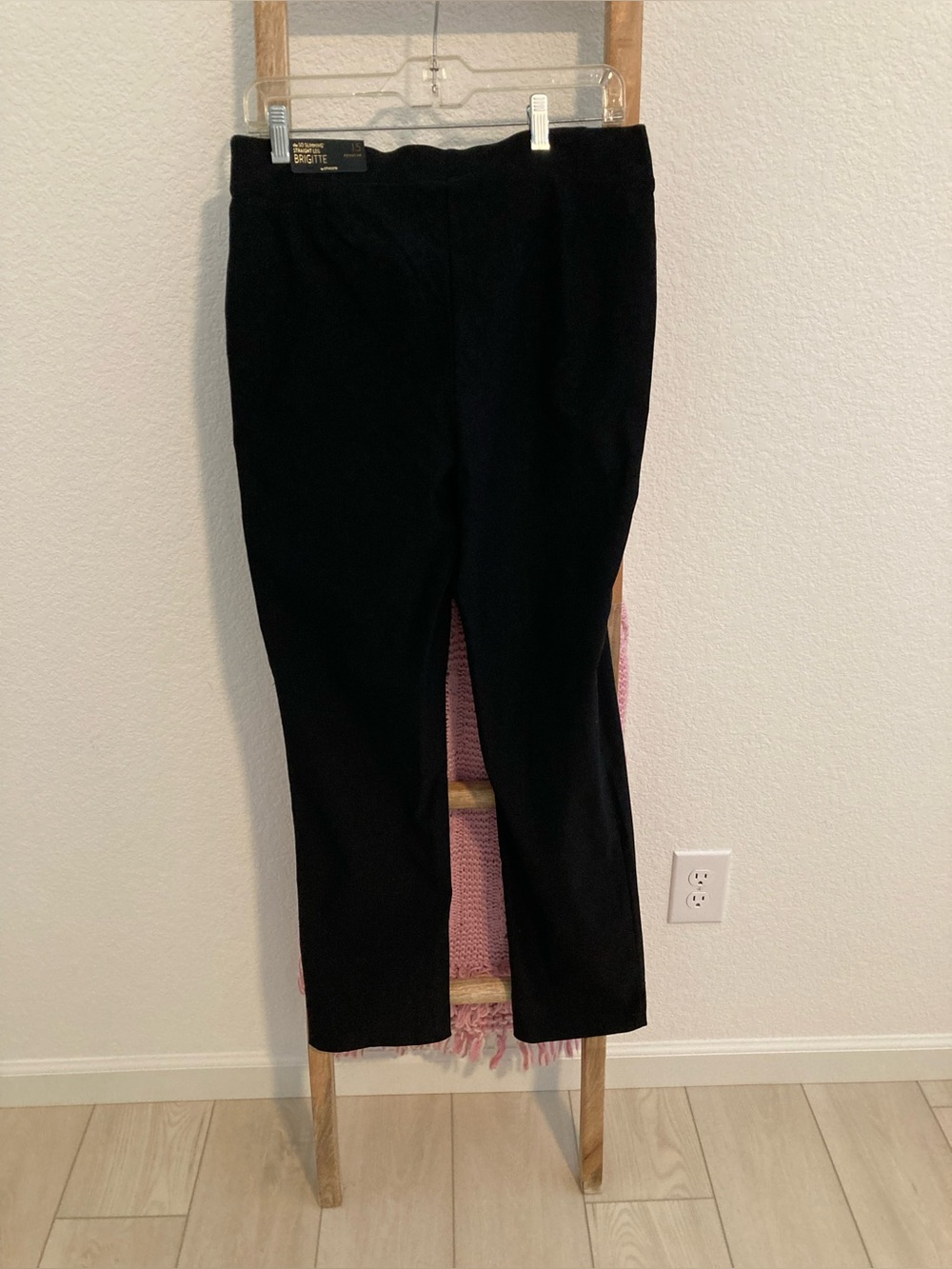 Chico's Black “So Slimming” Black Pull-On Pants Size 1.5 (10-12)
